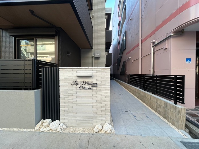 物件外観写真3　(エントランス部分)