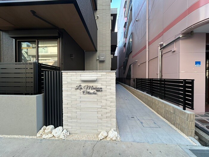 物件外観写真3　(エントランス部分)