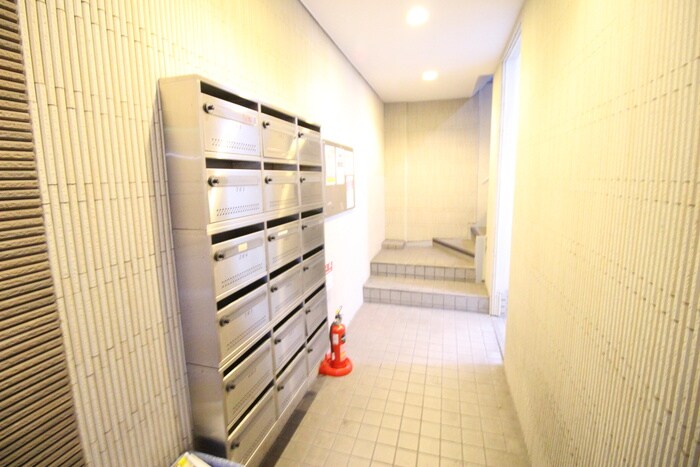 物件外観写真6　(エントランス部分)