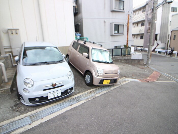 物件外観写真3　(駐車場)