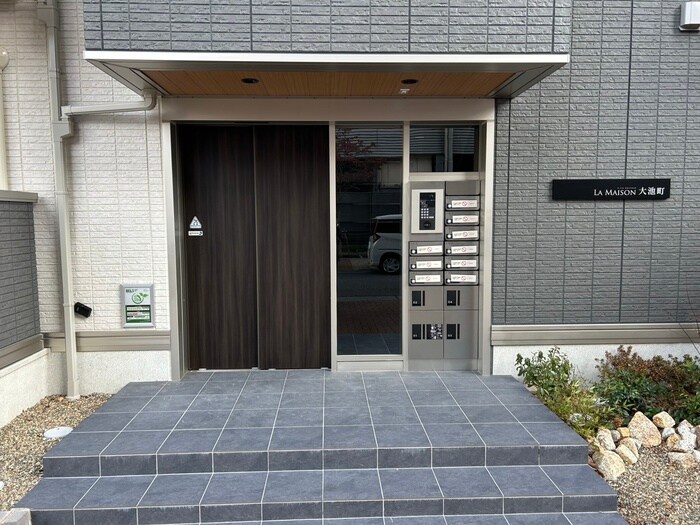 物件外観写真3　(エントランス部分)