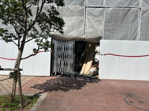 建築中