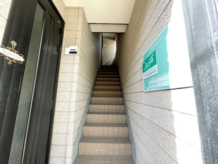 物件外観写真6　(エントランス部分)