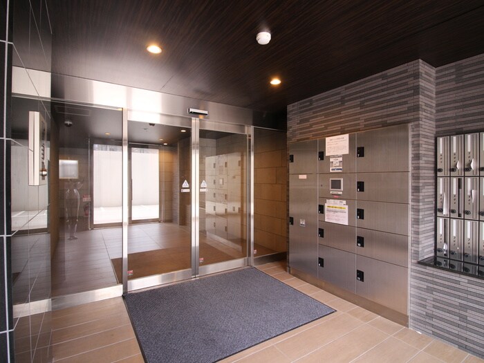 物件外観写真2　(エントランス部分)