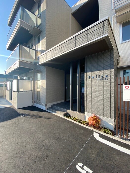 物件外観写真3　(エントランス部分)