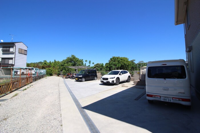 物件外観写真4　(駐車場)