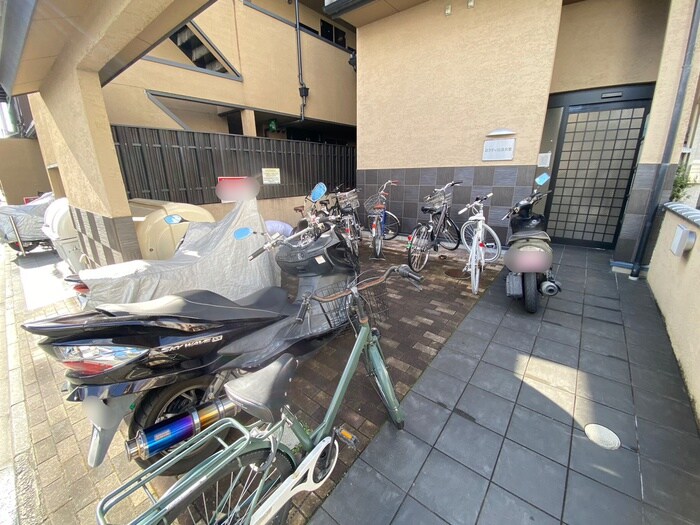 物件外観写真4　(駐輪場)