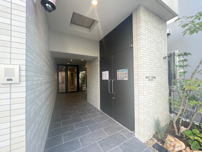 物件外観写真3　(エントランス部分)