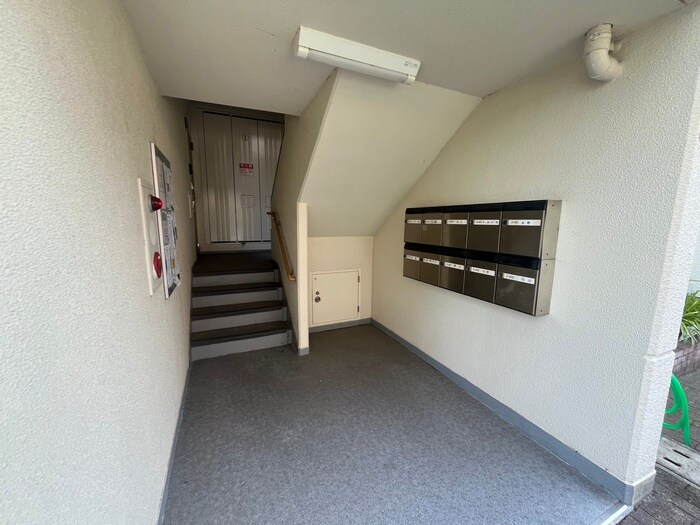 物件外観写真4　(エントランス部分)