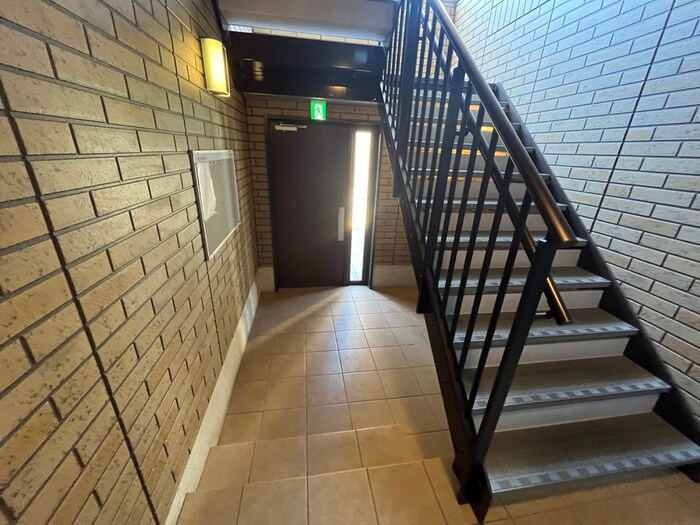 物件外観写真4　(エントランス部分)