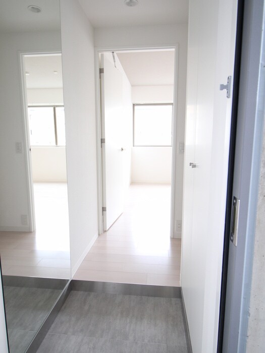 物件内観写真4　(玄関)