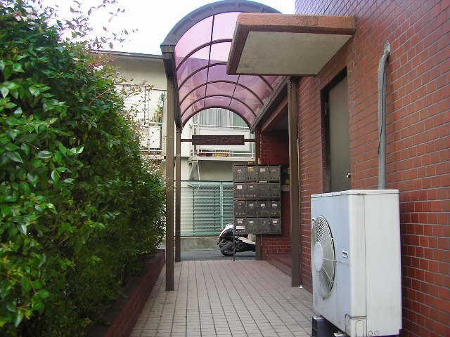 物件外観写真3　(エントランス部分)