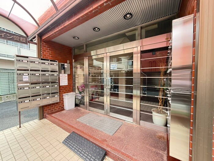 物件外観写真4　(エントランス部分)