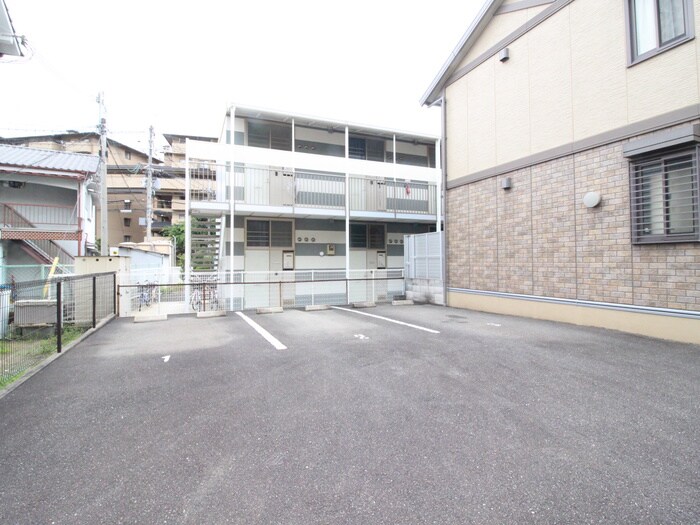 物件外観写真4　(駐車場)