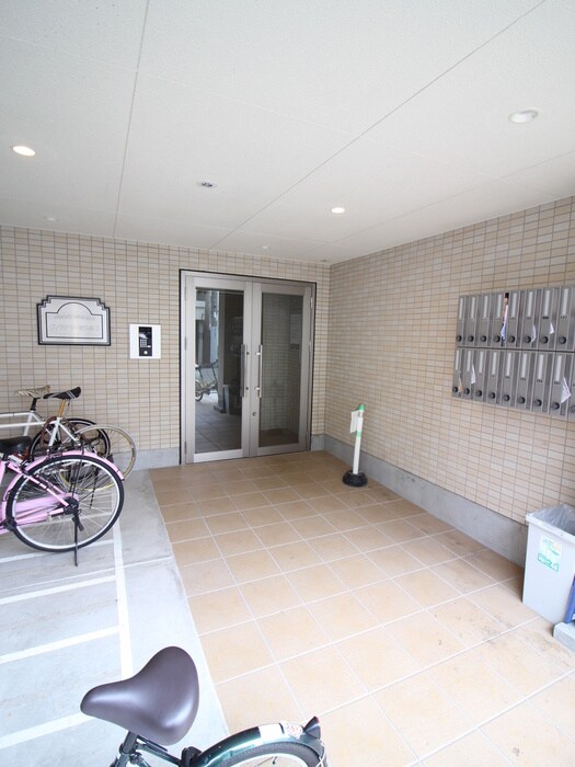 物件外観写真3　(エントランス部分)