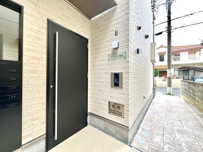 物件外観写真3　(エントランス部分)