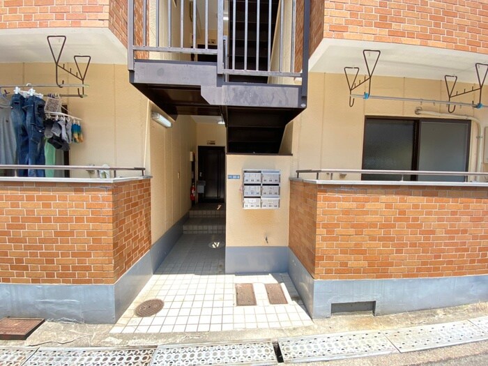 物件外観写真4　(エントランス部分)