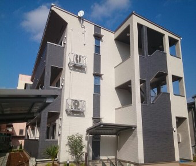 物件外観写真2　(エントランス部分)