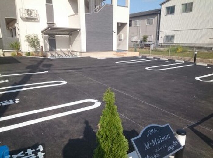 物件外観写真4　(駐車場)