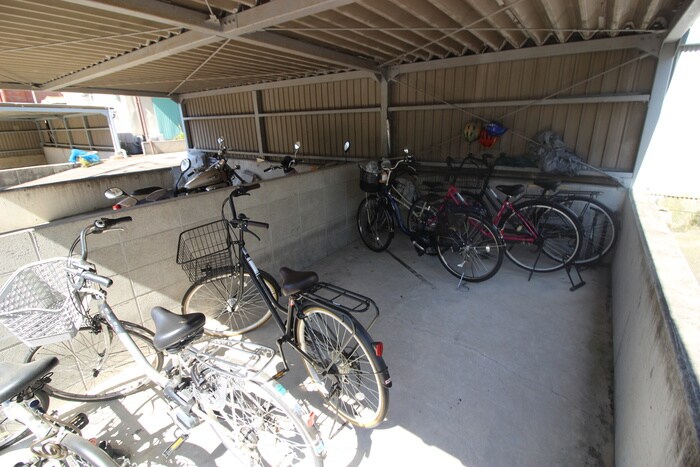 物件外観写真4　(駐輪場)