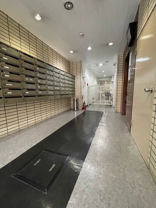 物件外観写真4　(エントランス部分)