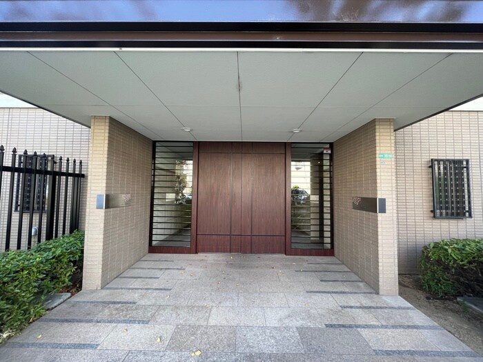 物件外観写真2　(エントランス部分)