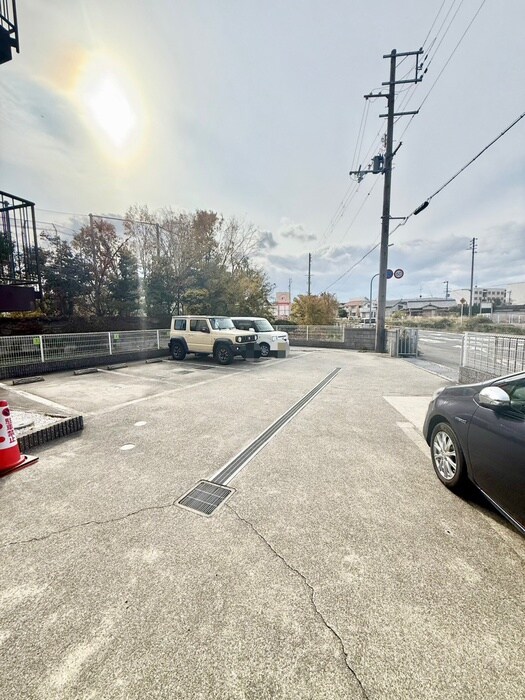 物件外観写真4　(駐車場)