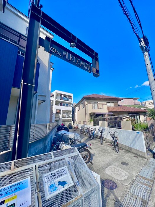 物件外観写真6　(エントランス部分)