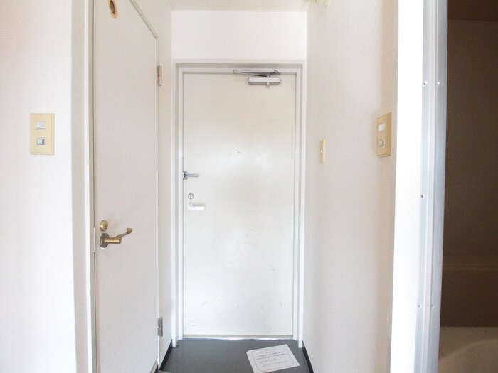 物件内観写真13　(玄関)