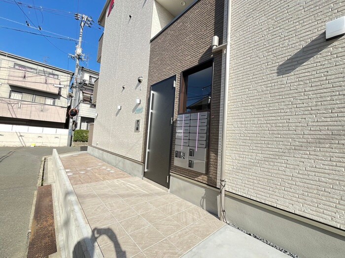 物件外観写真3　(エントランス部分)