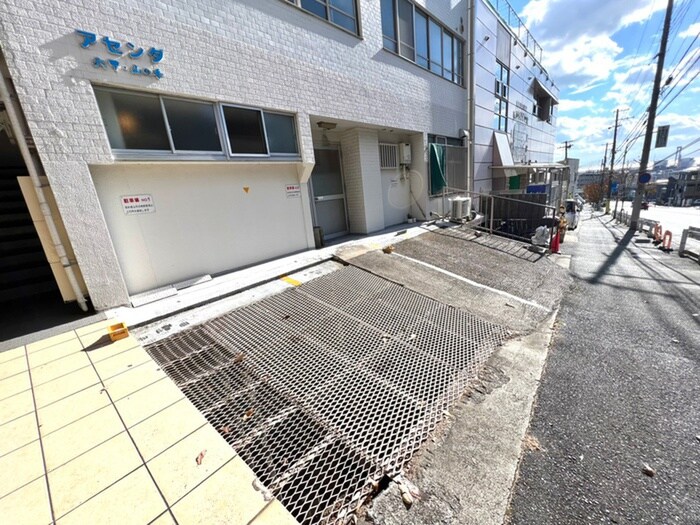 物件外観写真4　(駐車場)