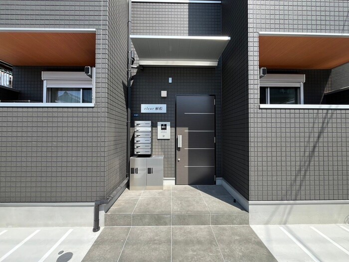 物件外観写真2　(エントランス部分)