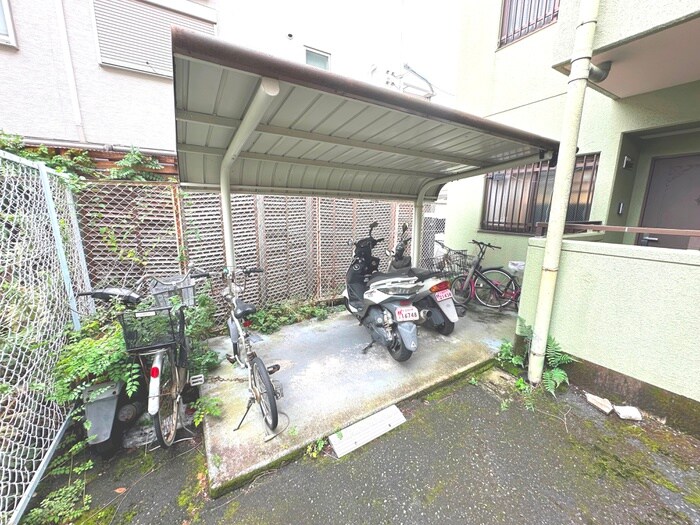 物件外観写真5　(バイク置き場)