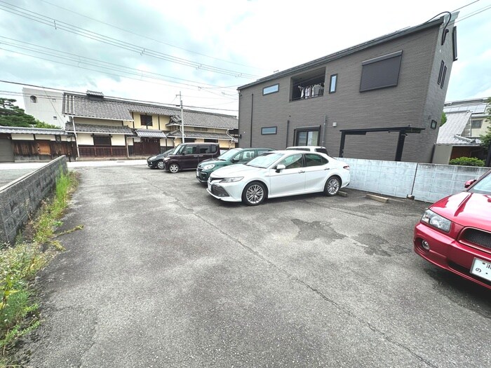 物件外観写真6　(駐車場)