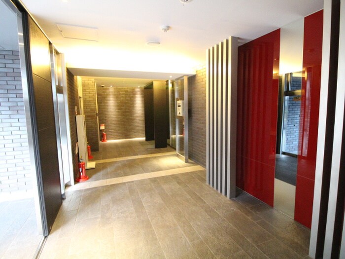 物件外観写真2　(エントランス部分)