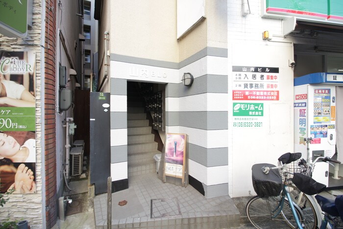 物件外観写真3　(エントランス部分)