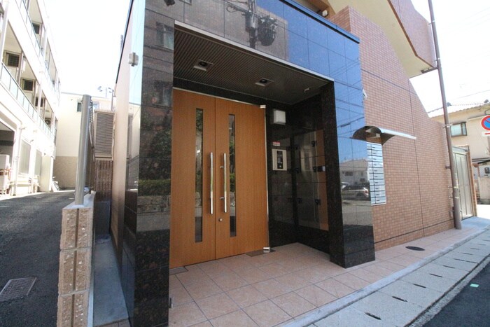 物件外観写真3　(エントランス部分)