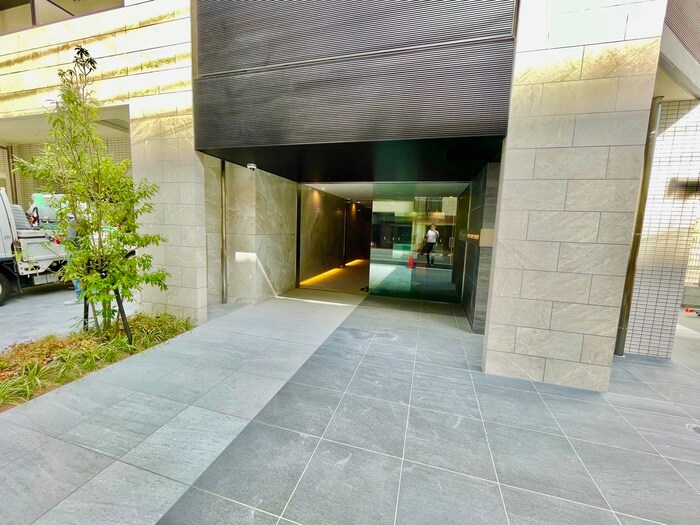 物件外観写真2　(エントランス部分)