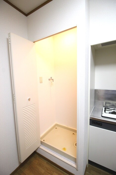 物件内観写真10　(洗濯機置場)