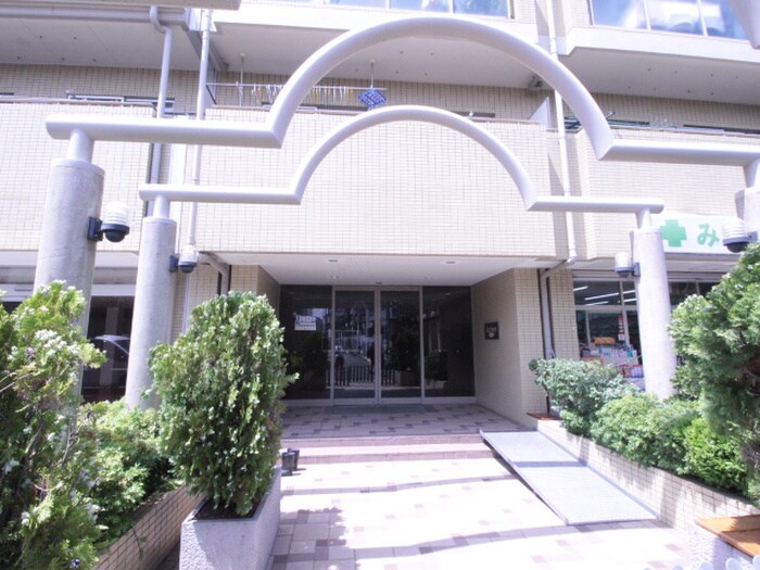 物件外観写真2　(エントランス部分)