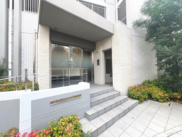 物件外観写真3　(エントランス部分)