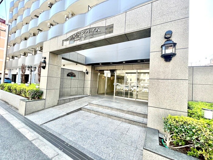 物件外観写真2　(エントランス部分)