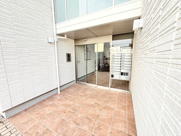 物件外観写真3　(エントランス部分)