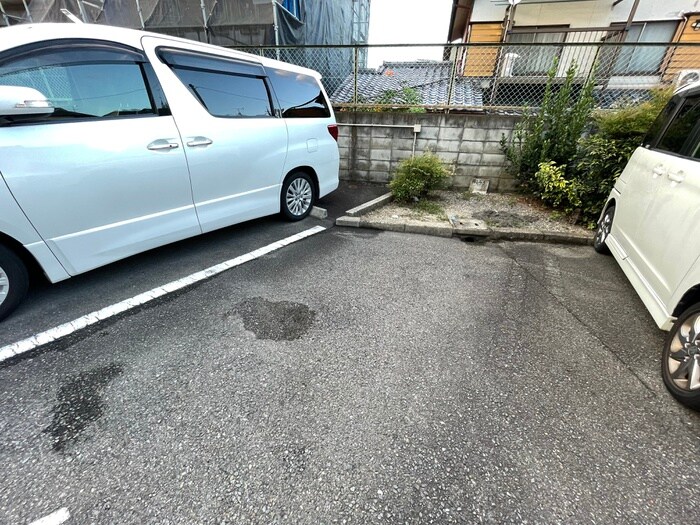 物件外観写真5　(駐車場)
