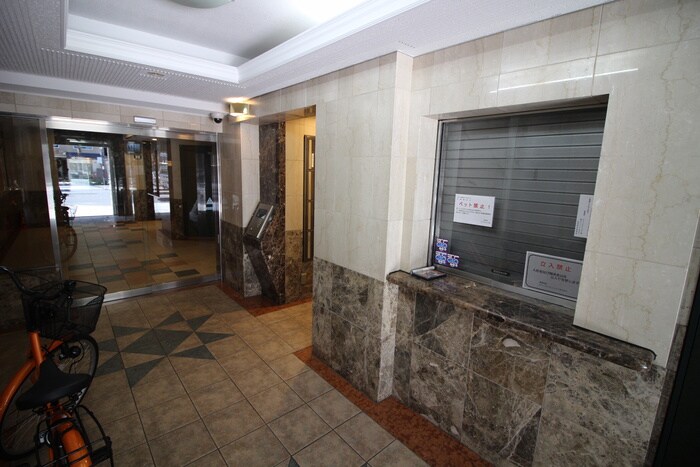 物件外観写真3　(エントランス部分)