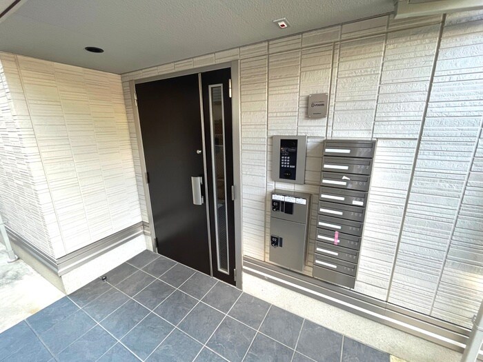 物件外観写真2　(エントランス部分)