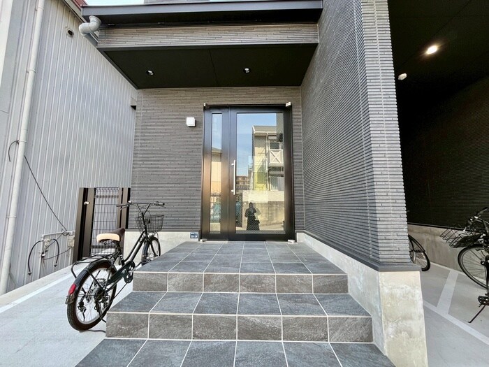 物件外観写真4　(エントランス部分)