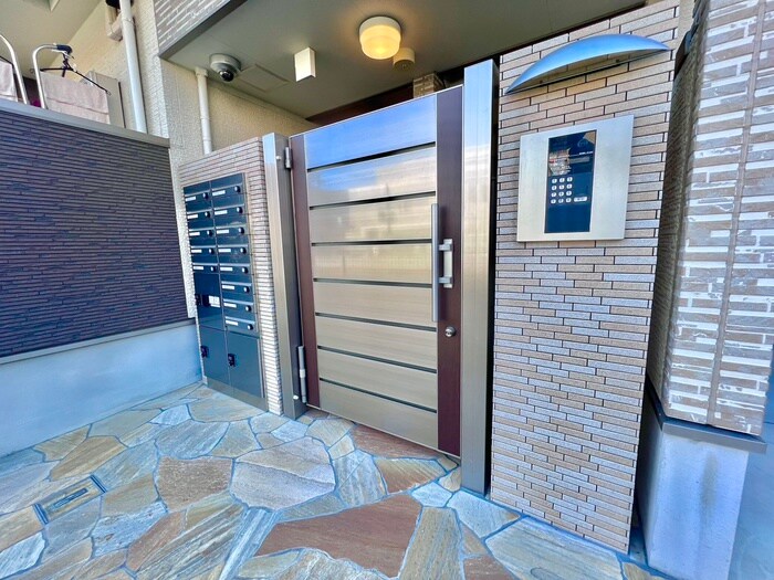 物件外観写真3　(エントランス部分)