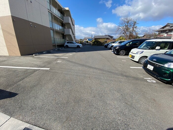 物件外観写真3　(駐車場)