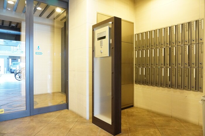 物件外観写真2　(エントランス部分)